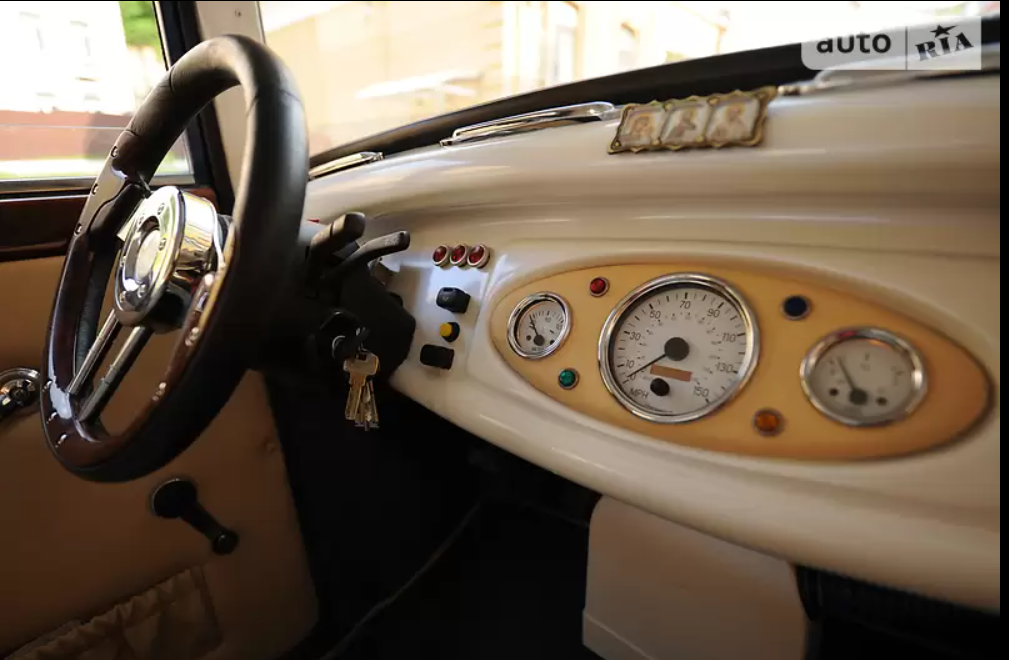 Три самых эффектных ретроавто, которые продают в Украине: цены и фото